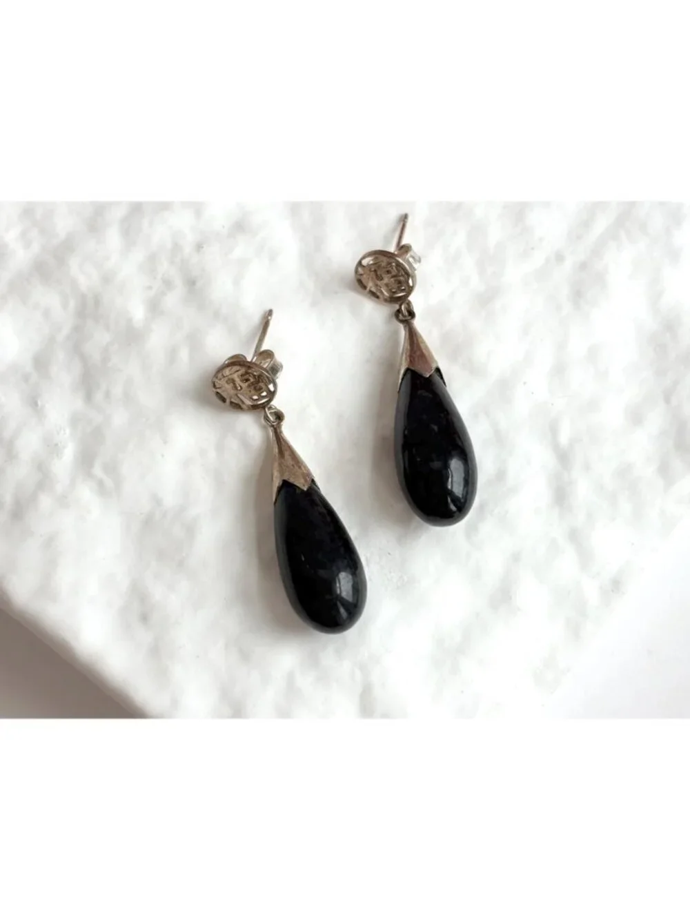 Black Onyx Teardrop Chinese 